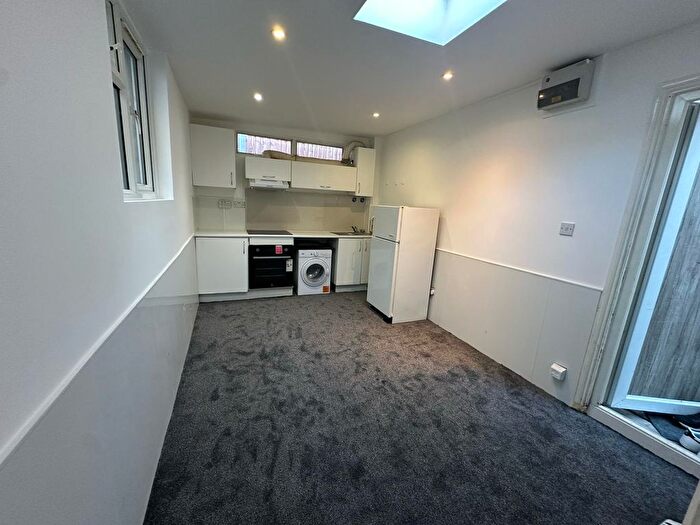 Studio To Rent In Hendon Way, London, NW2