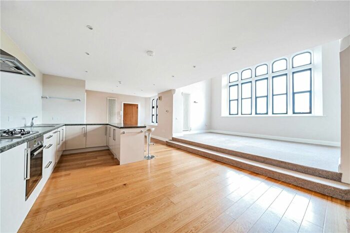 3 Bedroom Apartment For Sale In West Avenue, Bath, Somerset, BA2