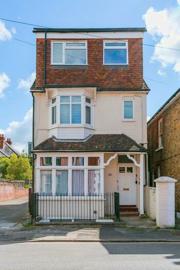 Studio To Rent In Springfield Road, Holy Trinity, GU1