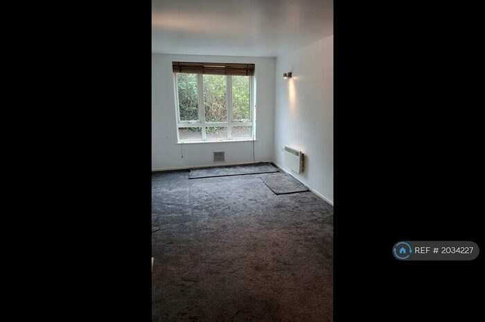 2 Bedroom Flat To Rent In High Rd, London, E18