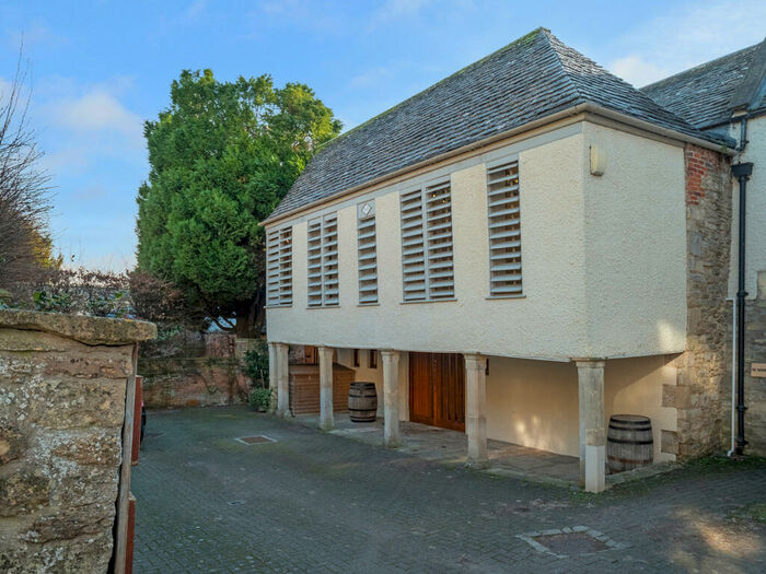 4 Bedroom Link Detached House For Sale In Market Cross Malmesbury, Wiltshire, SN16