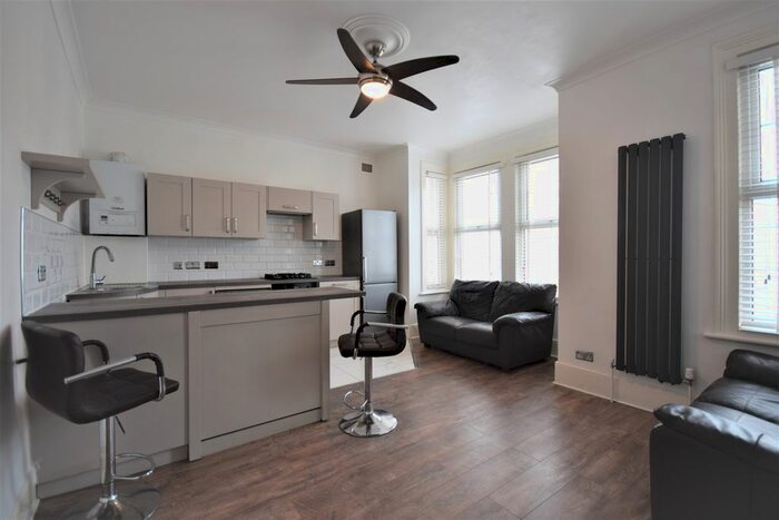 3 Bedroom Flat To Rent In Brownhill Road, Catford, SE6