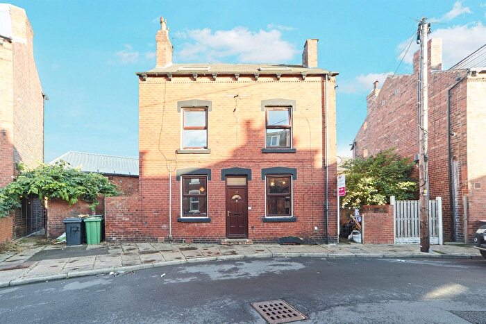4 Bedroom Detached House For Sale In Whingate Avenue, Leeds, LS12