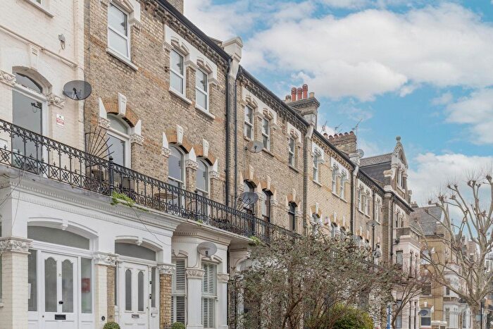 2 Bedroom Maisonette For Sale In Glazbury Road, London, W14