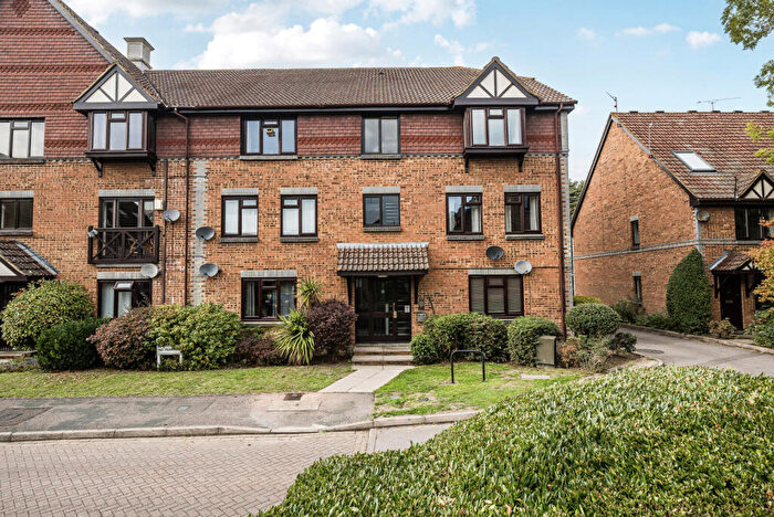 2 Bedroom Flat For Sale In Dorchester Court, Woking, GU22