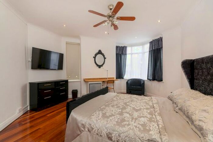 4 Bedroom Property To Rent In East Acton, East Acton, London, W3