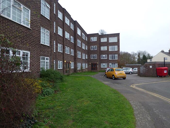 2 Bedroom Flat To Rent In Arborfield Close, Slough, Berkshire, SL1