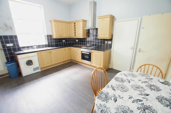 2 Bedroom Flat To Rent In Ashburnham Grove, Bradford BD9