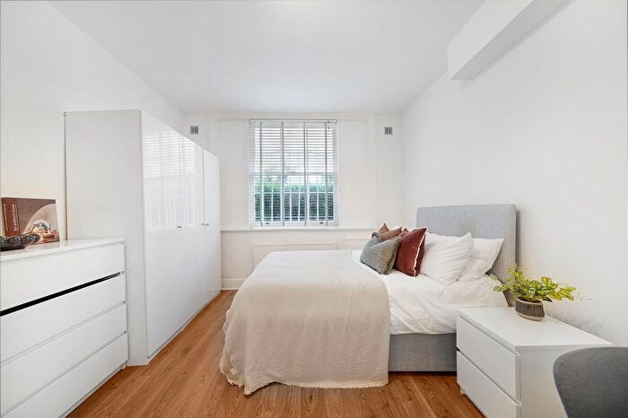 Studio To Rent In Pembridge Square, London, W2