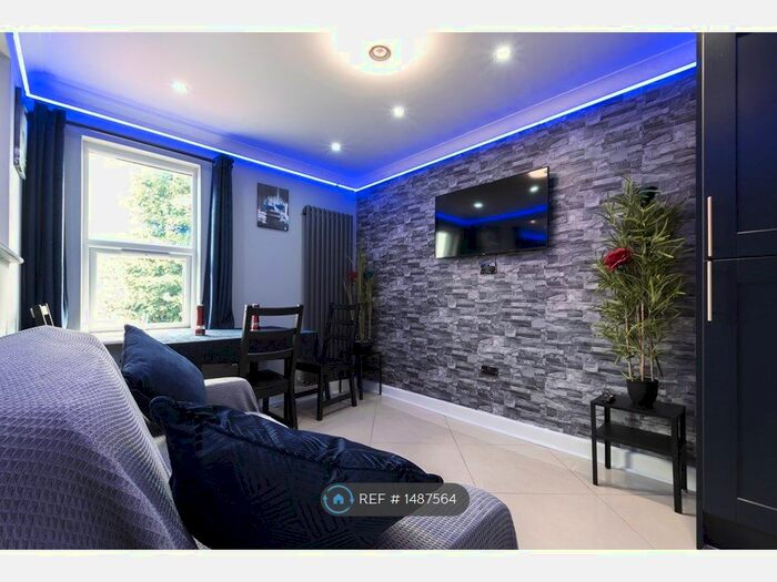 2 Bedroom Flat To Rent In Gables Lodge -, Reading, RG1