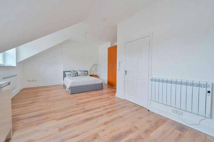 Studio To Rent In Gloucester Drive, Finsbury Park, London, N4