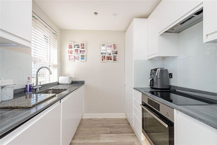 2 Bedroom Flat For Sale In Hawley Road, Dartford, Kent, DA1