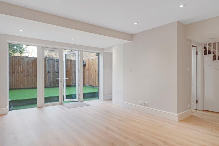 1 Bedroom Studio To Rent In Tollington Park, Finsbury Park, N4