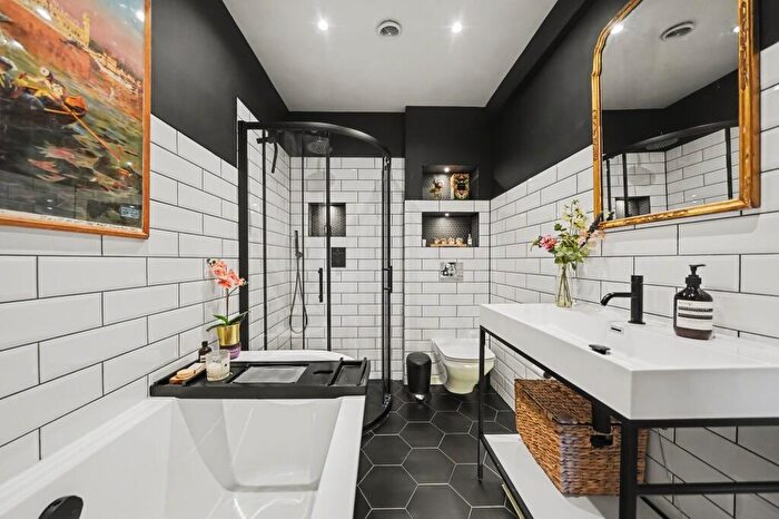 2 Bedroom Flat For Sale In Endymion Road, London, N4