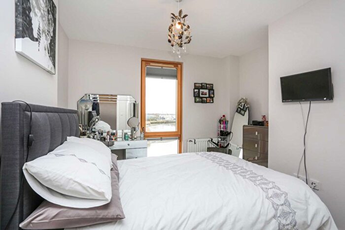 1 Bedroom Flat To Rent In Salcombe Court, St. Ives Place, Poplar, E14
