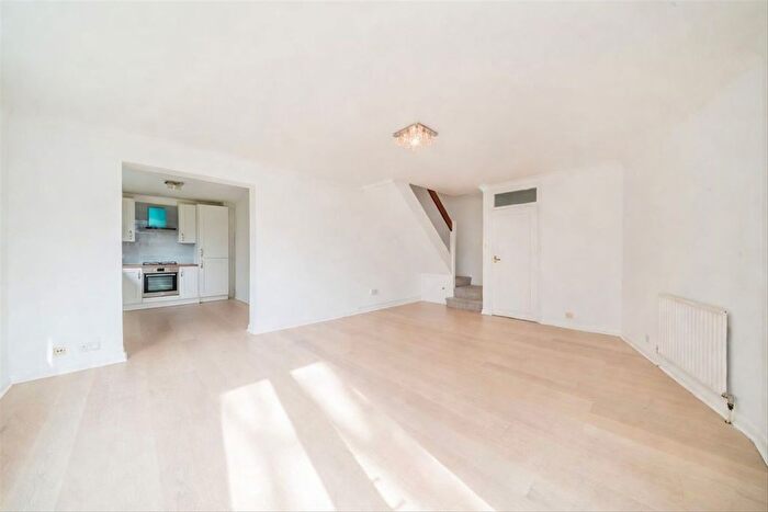 2 Bedroom Flat To Rent In The Downs, Wimbledon, SW20
