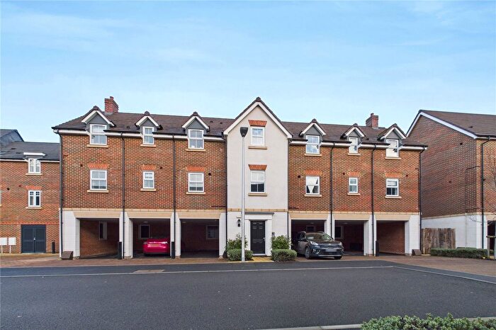 2 Bedroom Flat For Sale In Hutton Close, Newbury, Berkshire, RG14