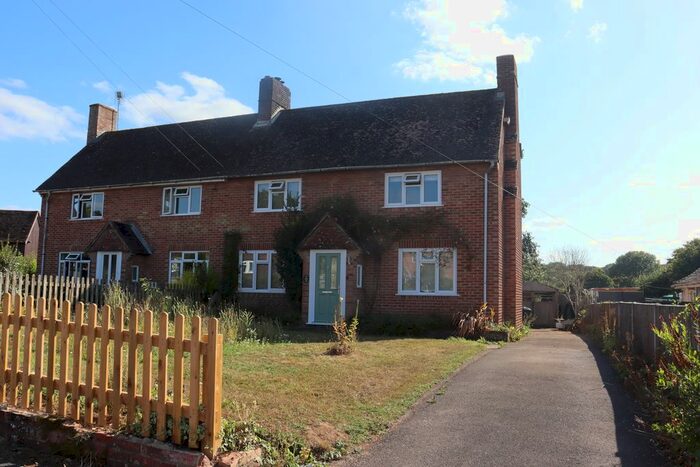 3 Bedroom Semi-Detached House For Sale In Woodlane Close, Bramdean, Alresford, SO24