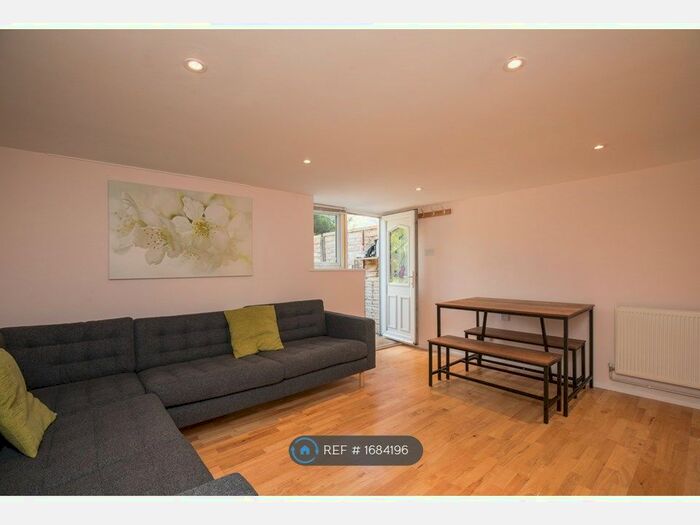 6 Bedroom Semi-Detached House To Rent In Rupert Road, Guildford, GU2