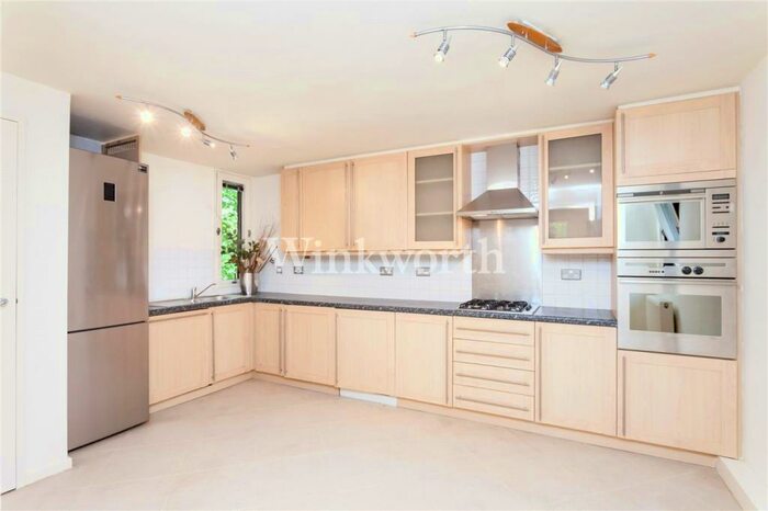 3 Bedroom Apartment To Rent In Chandos Way, London, NW11