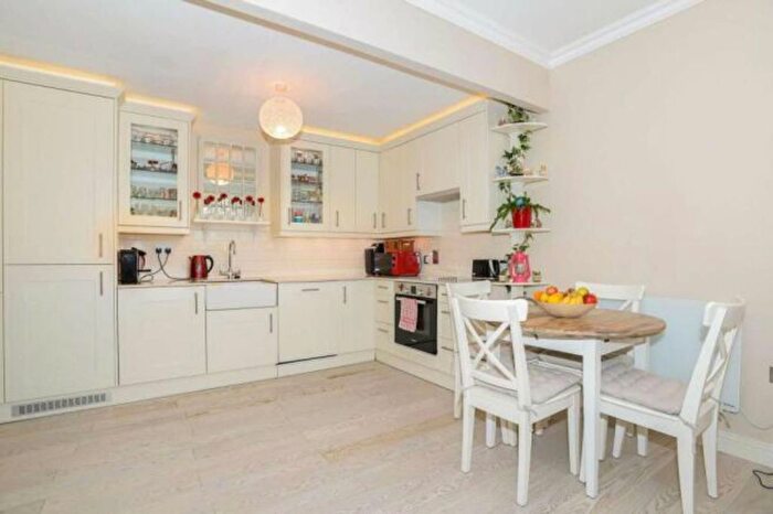 3 Bedroom Flat To Rent In Romford Road, Forest Gate, London, E15