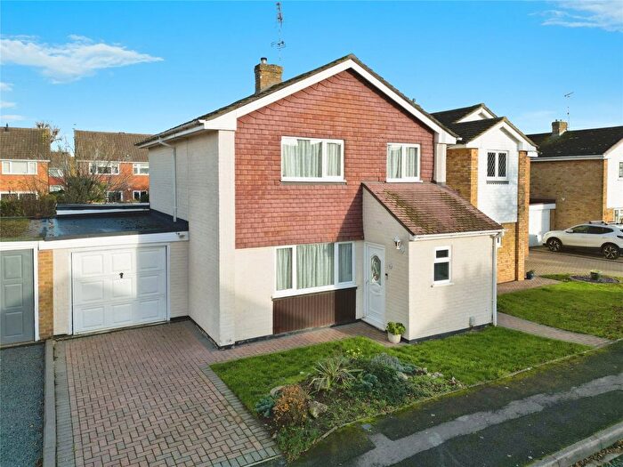 3 Bedroom Link Detached House For Sale In Kevins Drive, Yateley, Hampshire, GU46