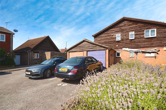 1 Bedroom Flat To Rent In Holmedale, Slough, Berkshire, SL2