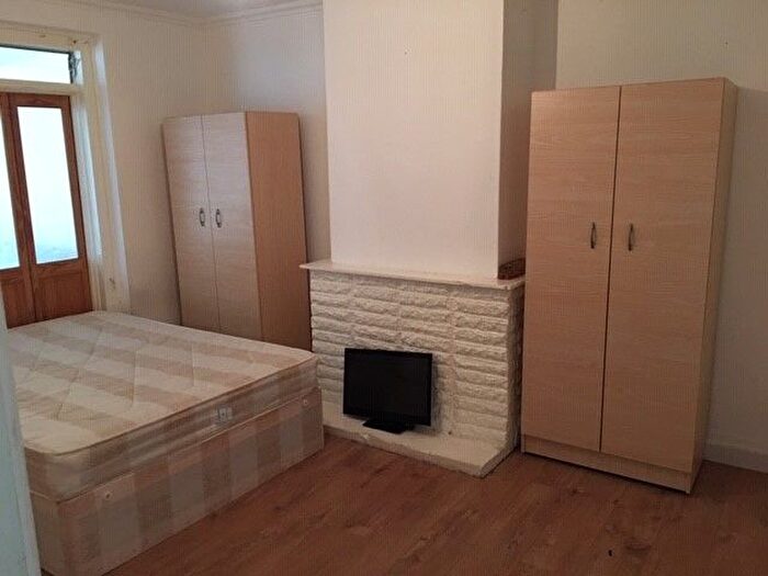 4 Bedroom Semi Detached House To Rent In Blundell Road, Edgware, HA8