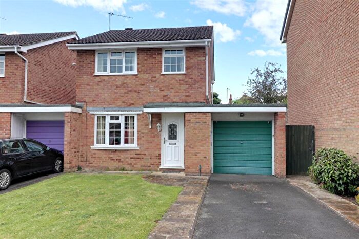 3 Bedroom Link Detached House For Sale In Oak Way, Stonehouse, GL10