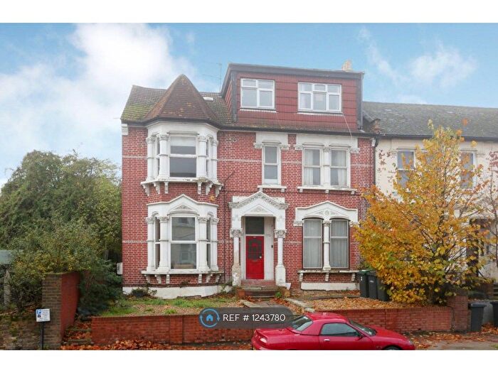 3 Bedroom Flat To Rent In Ferme Park Road, London, N8
