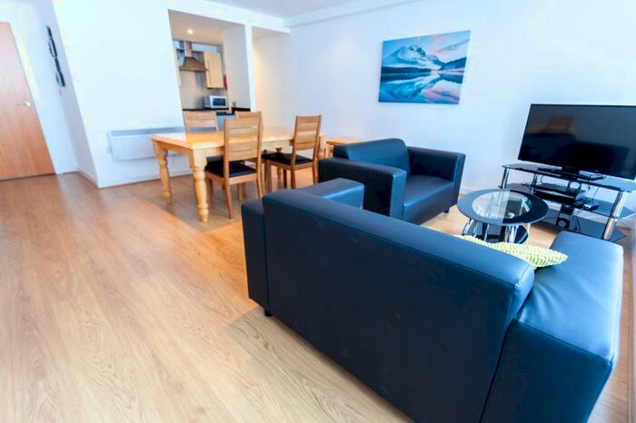 3 Bedroom Flat To Rent In Pall Mall, L3