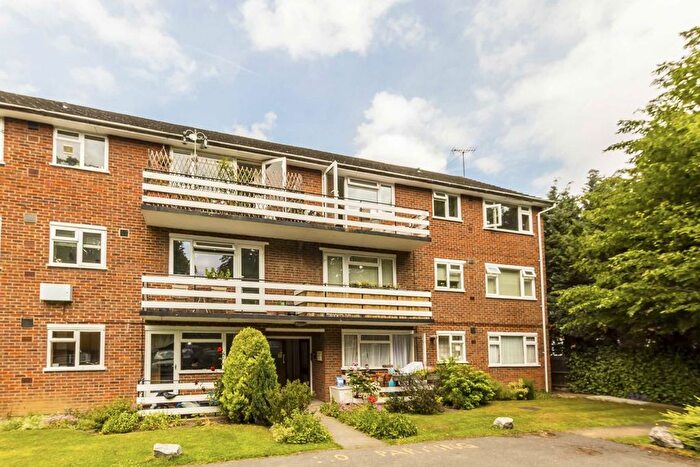 1 Bedroom Flat To Rent In Lovelace Gardens, Surbiton, KT6