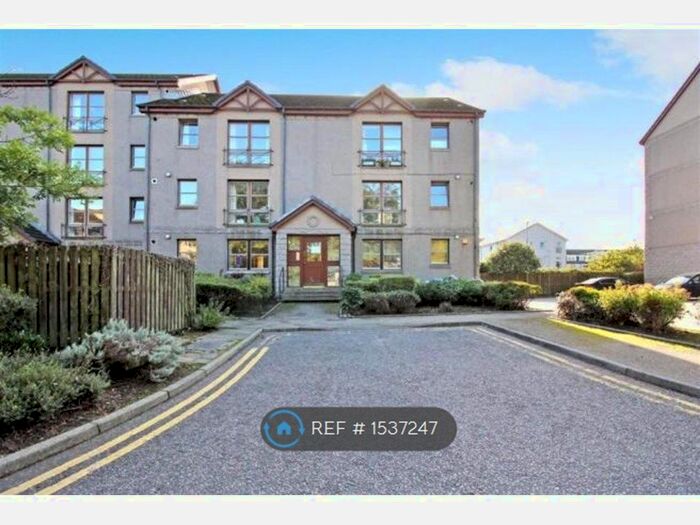 3 Bedroom Flat To Rent In Roslin Place, Aberdeen, AB24
