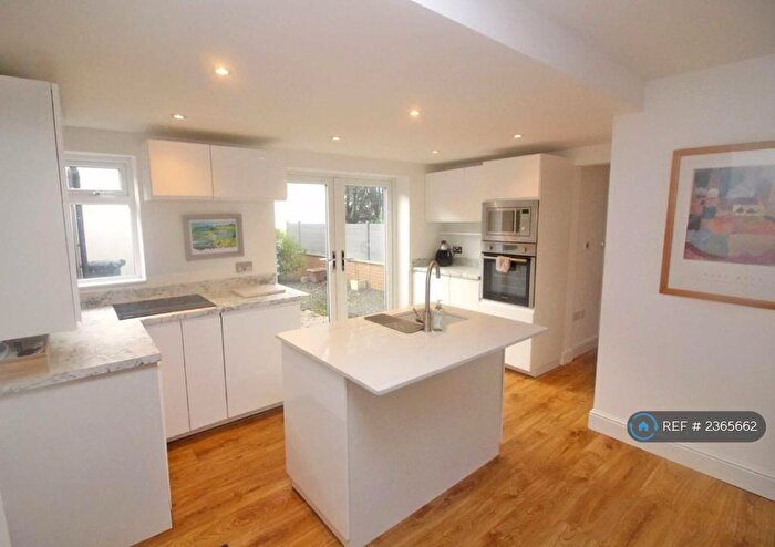 2 Bedroom Flat To Rent In Dulwich Gardens, Cardiff, CF5