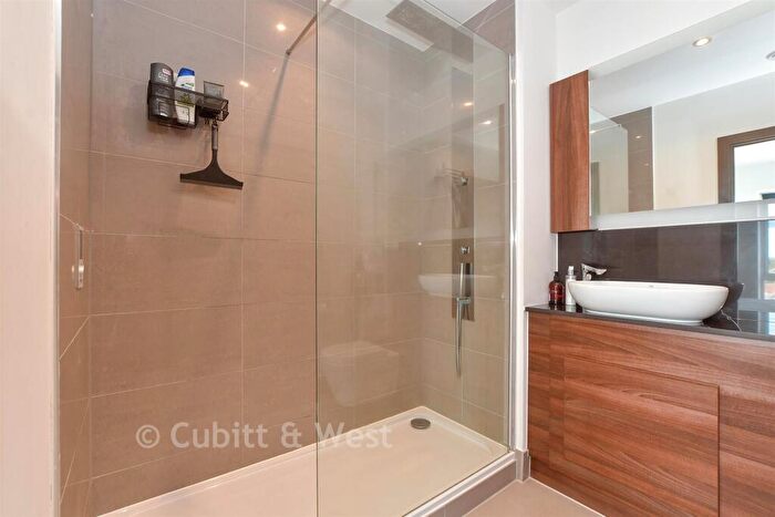 2 Bedroom Apartment For Sale In Queens Road, East Grinstead, West Sussex, RH19