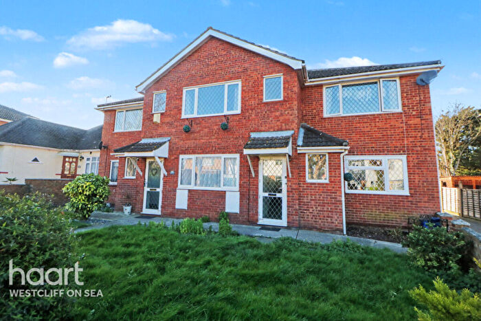 1 Bedroom Flat For Sale In Queen Annes Drive, Westcliff-On-Sea, SS0