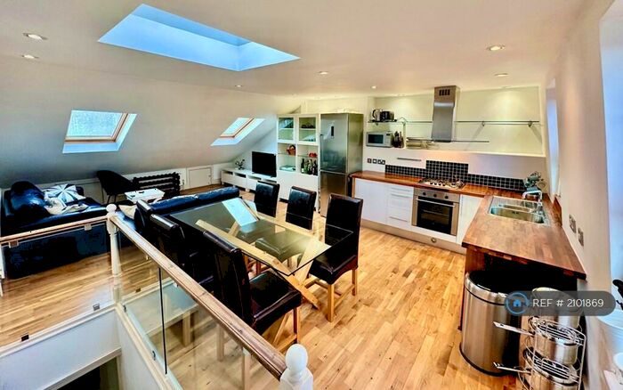 2 Bedroom Maisonette To Rent In St. Johns Hill, London, SW11