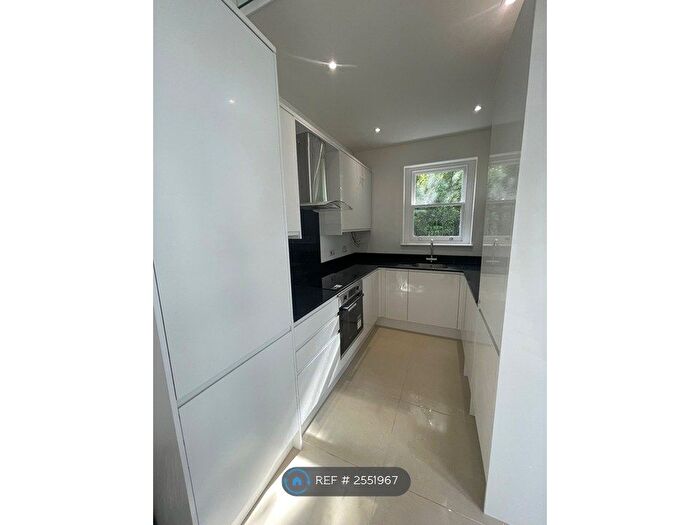 3 Bedroom Flat To Rent In Warham Road, Croydon, CR2