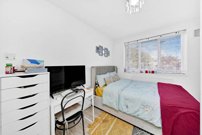 3 Bedroom Maisonette For Sale In (Oieo £, ) Seagrave House, Wellesley Street, Whitechapel, London, E1