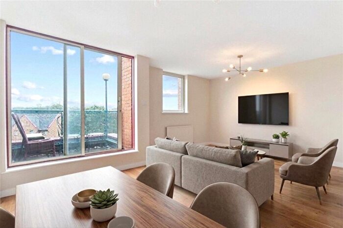 2 Bedroom Maisonette To Rent In Asher Way, London, E1W