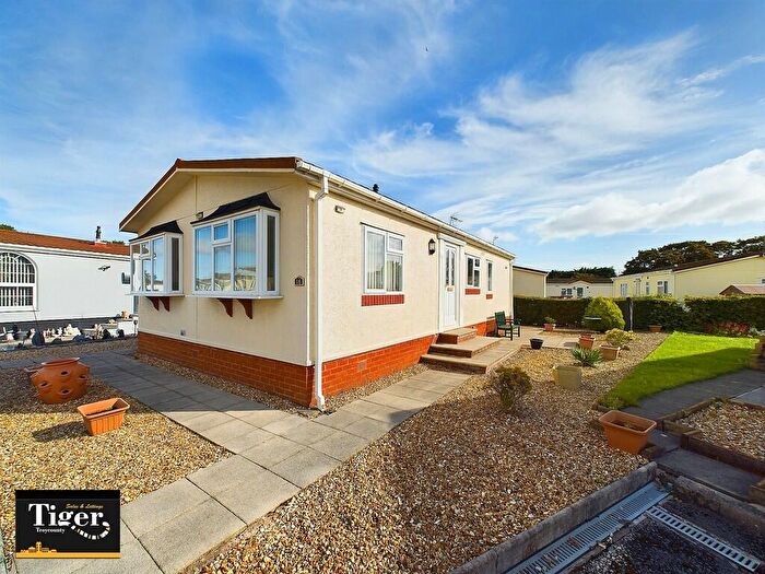 2 Bedroom Mobile Home For Sale In Bentley Drive, Blackpool, FY4