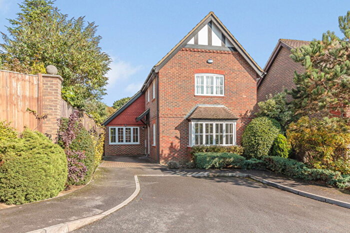 3 Bedroom Detached House For Sale In Heatherfold Way, Pinner, HA5