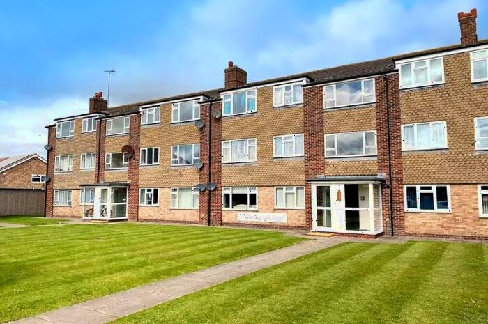 2 Bedroom Flat To Rent In St. Marys Close, Littlehampton, BN17