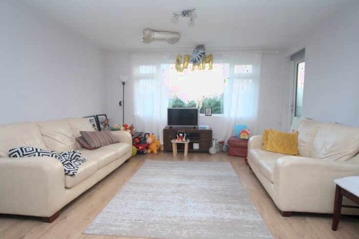 2 Bedroom Flat To Rent In Eastcote Lane, Northolt, UB5