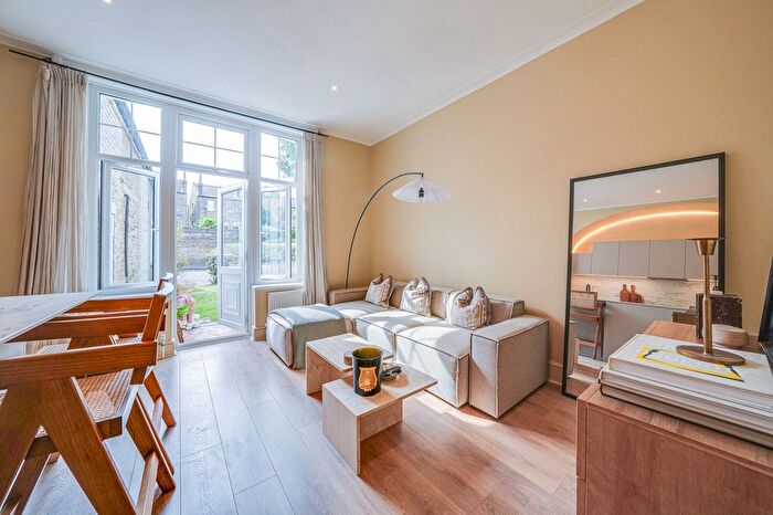1 Bedroom Flat For Sale In Gwendolen Avenue, London, SW15