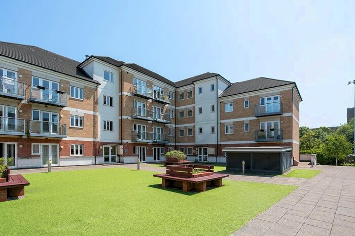 2 Bedroom Flat To Rent In Ley Farm Close, Watford, Hertfordshire, WD25