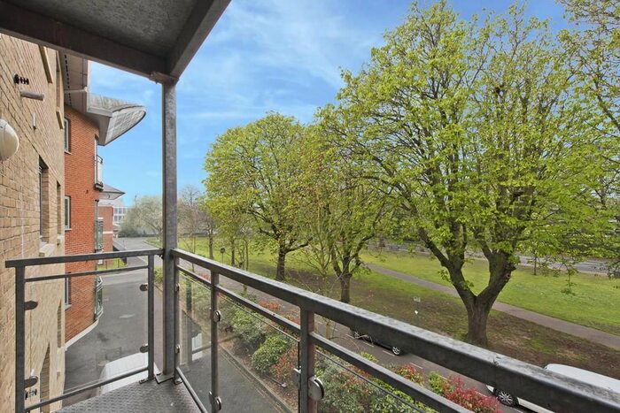 2 Bedroom Flat To Rent In Kings Court, Hersham Road, KT12