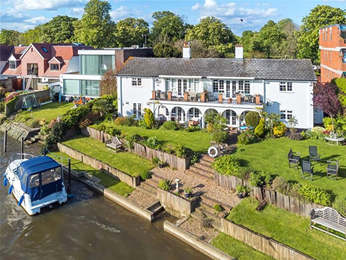 2 Bedroom Flat For Sale In Brunstan Court, Hampton Court Road, East Molesey, KT8
