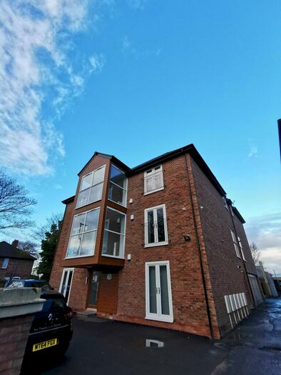 4 Bedroom Apartment To Rent In Flat, Platt Lane, Manchester, M14