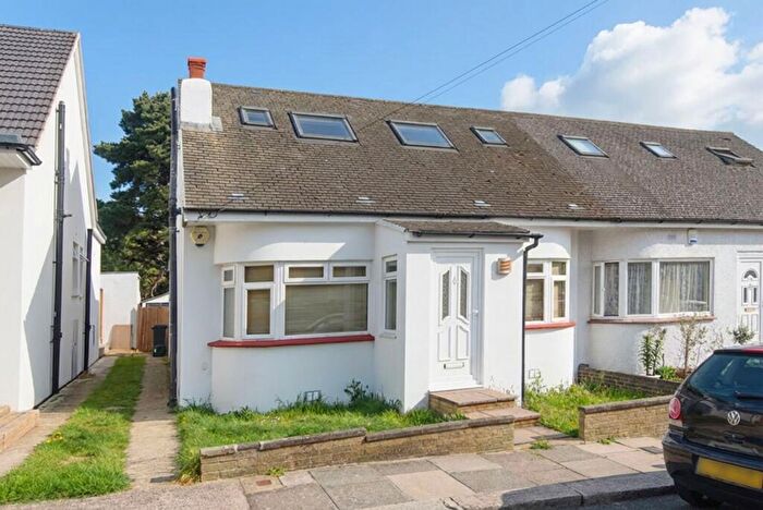 4 Bedroom Flat For Sale In Kinloch Drive, Kingsbury, London, NW9